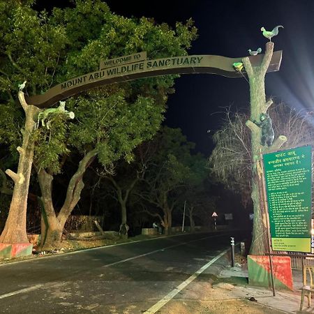 Hotel Banjara Hills Ābu Road Exteriör bild