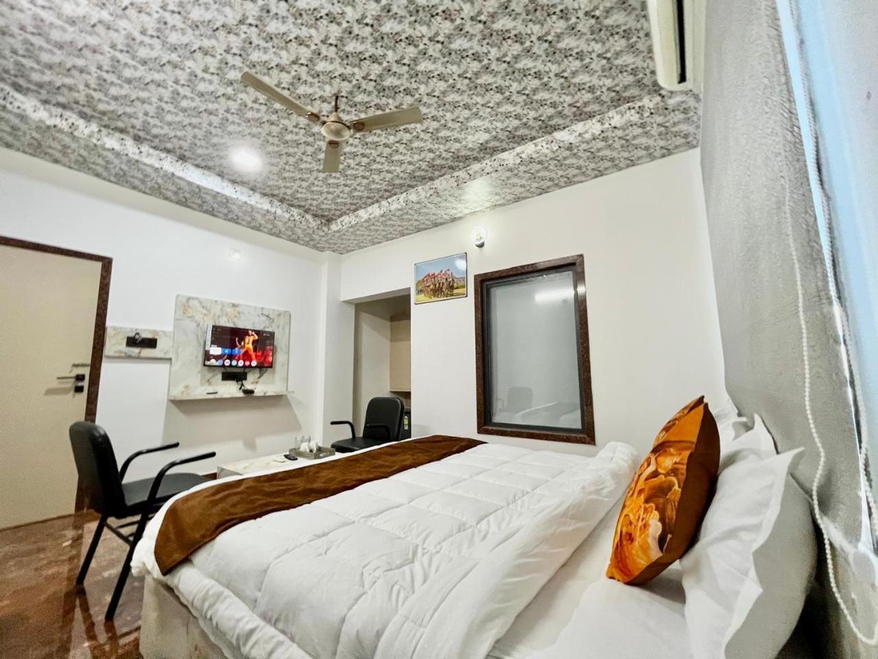 Hotel Banjara Hills Ābu Road Exteriör bild
