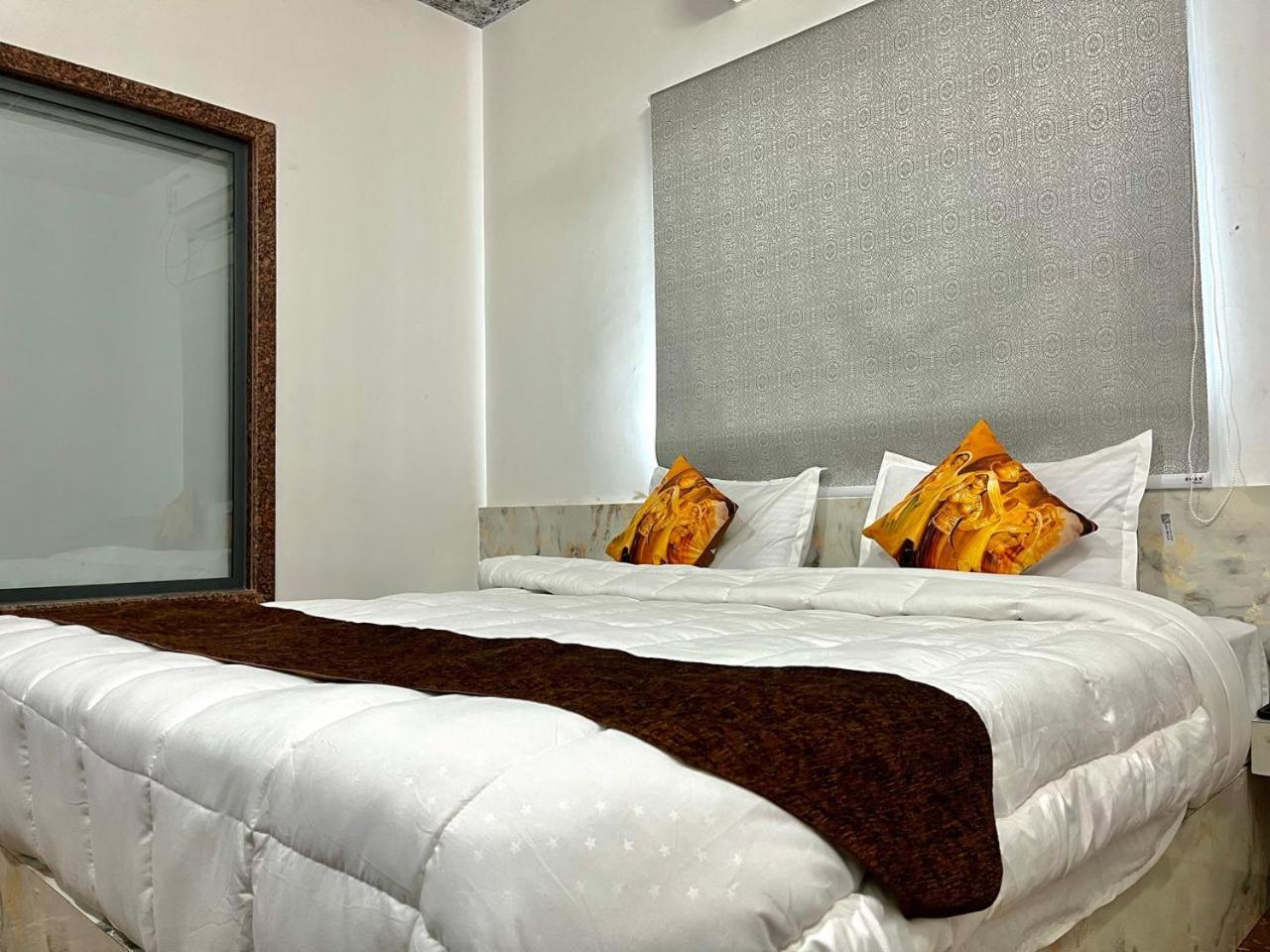 Hotel Banjara Hills Ābu Road Exteriör bild