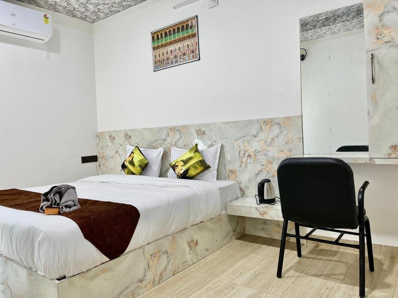 Hotel Banjara Hills Ābu Road Exteriör bild