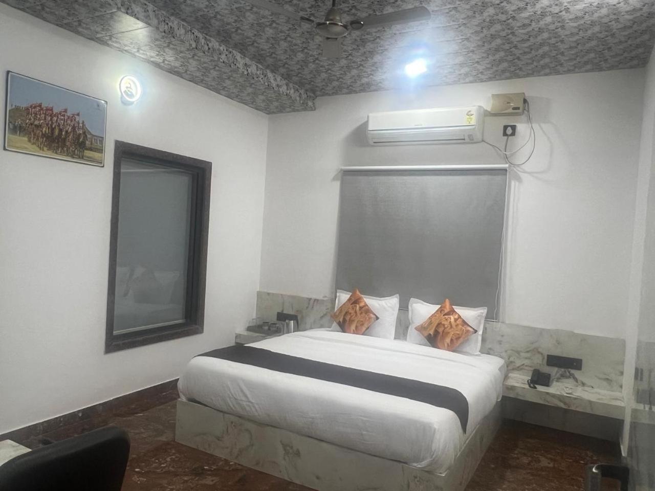 Hotel Banjara Hills Ābu Road Exteriör bild