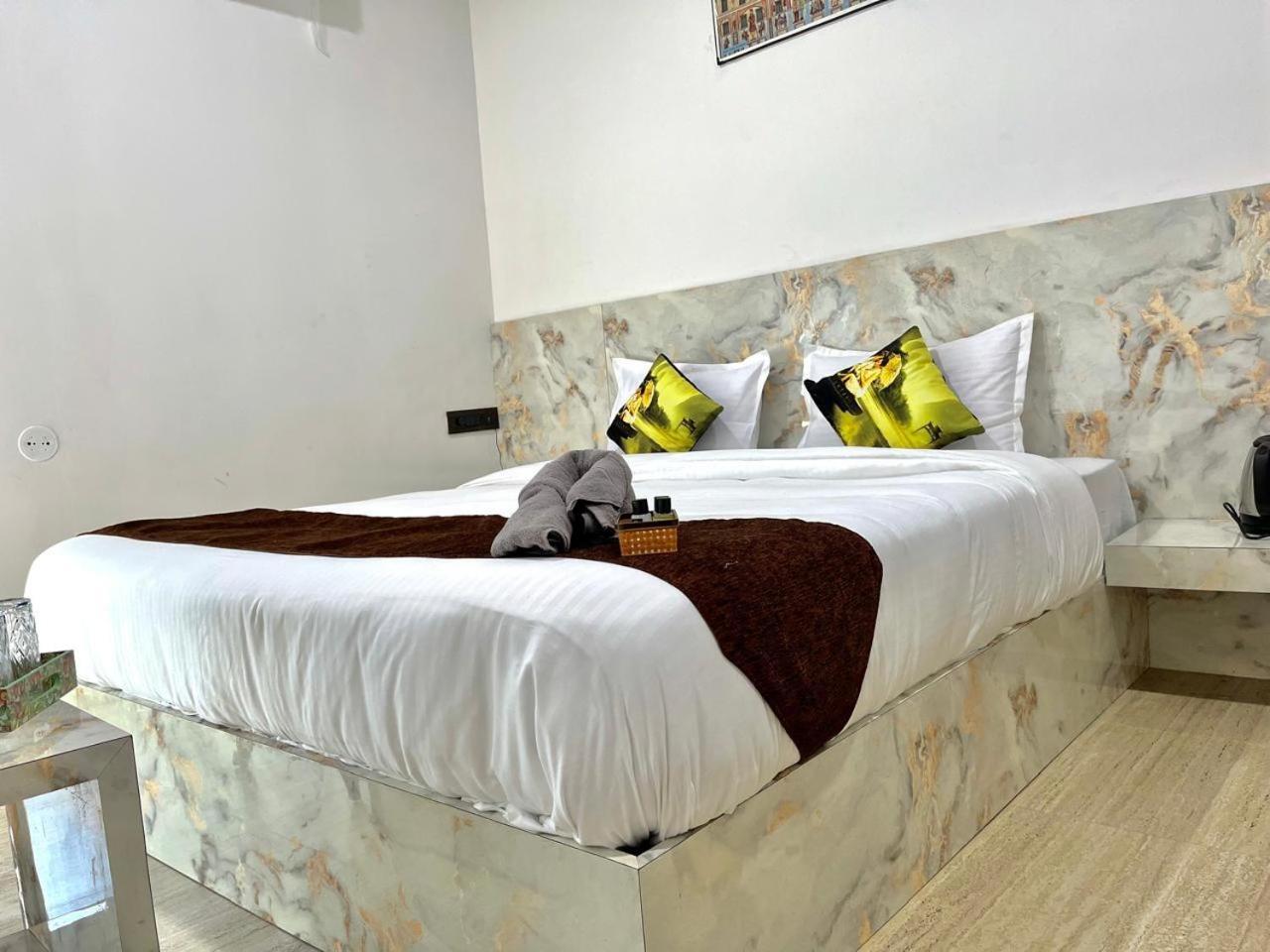 Hotel Banjara Hills Ābu Road Exteriör bild