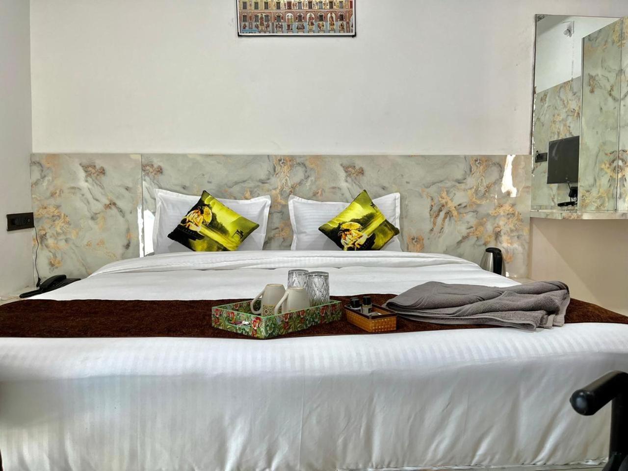 Hotel Banjara Hills Ābu Road Exteriör bild