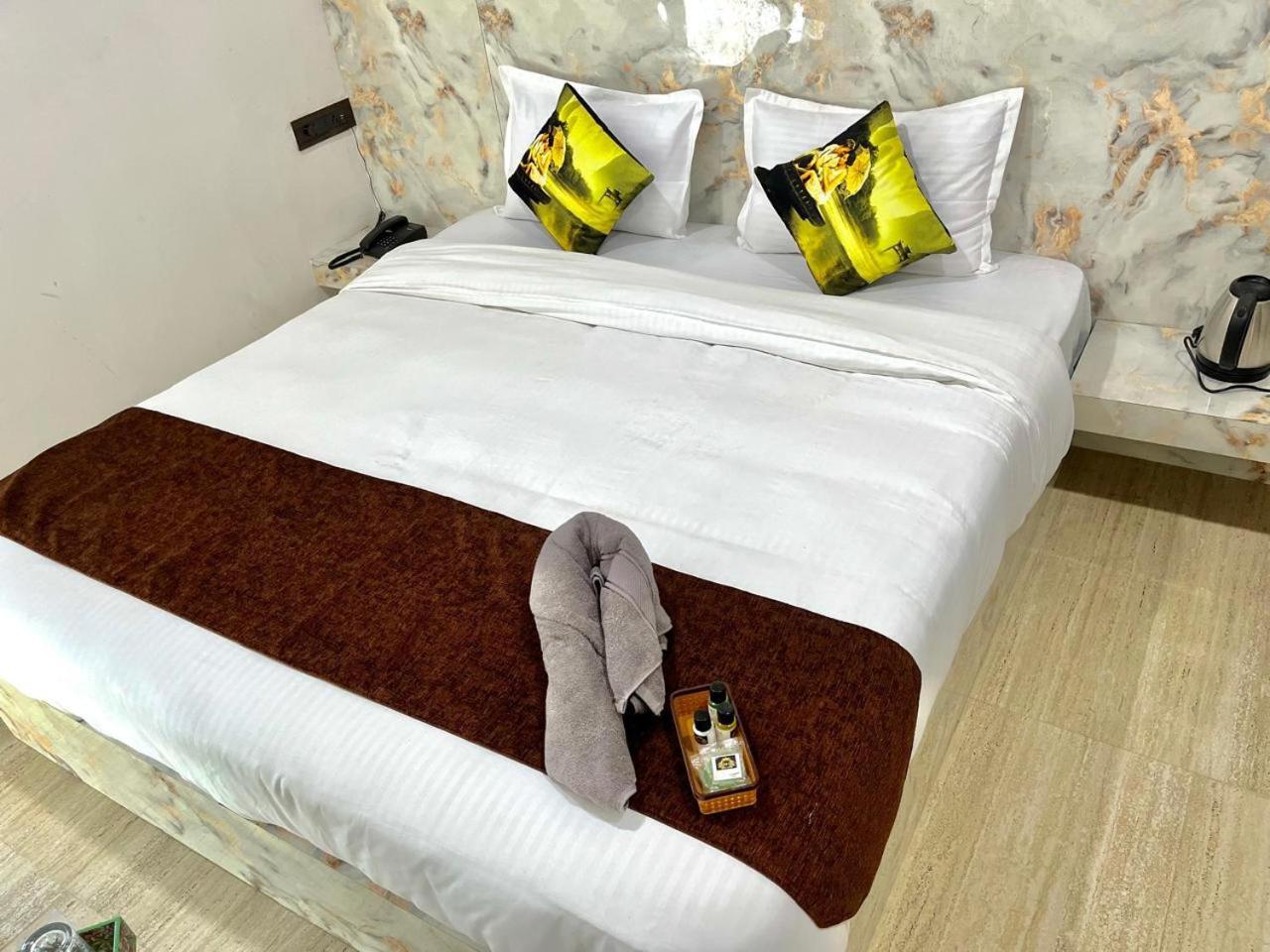 Hotel Banjara Hills Ābu Road Exteriör bild
