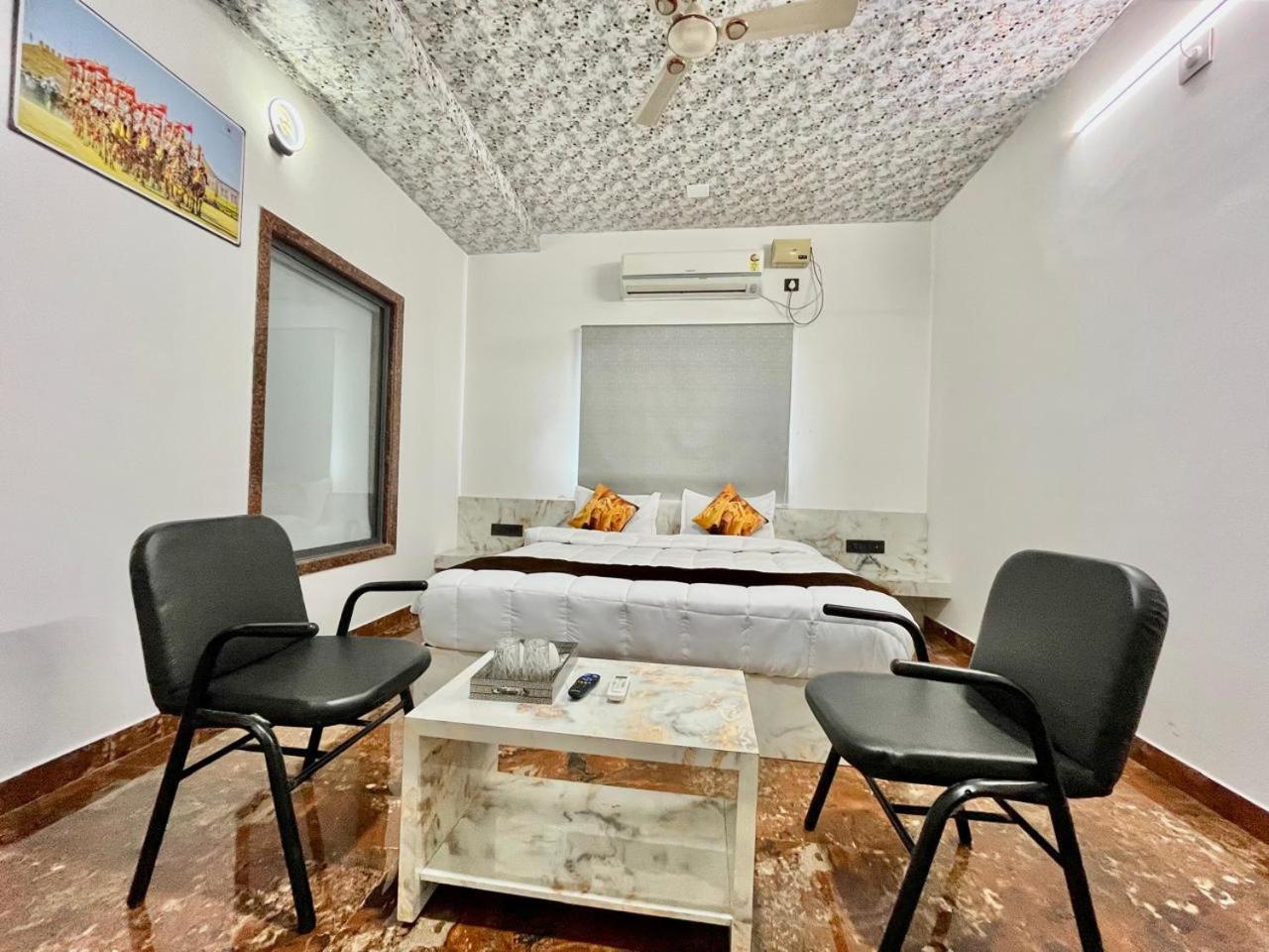 Hotel Banjara Hills Ābu Road Exteriör bild
