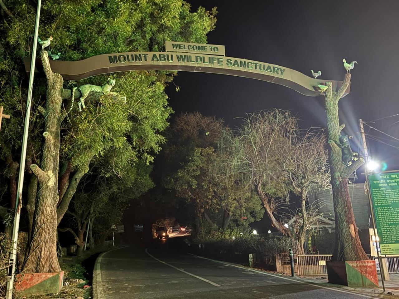 Hotel Banjara Hills Ābu Road Exteriör bild